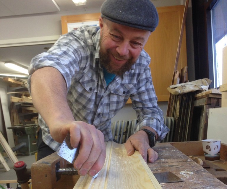 Avslutningsvis trekkes profilene med en sikling. Den kan for eksempel lages av et gammelt sagblad. Foto: Glenn Løken