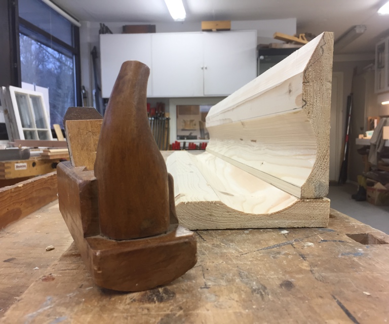 Hulkilhøvelen som ble brukt. Listene er ennå ikke ferdige. På den reiste delen sees streker for det videre arbeidet. Foto: Glenn Løken