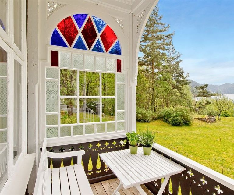 Glassveranda i sveitserstil