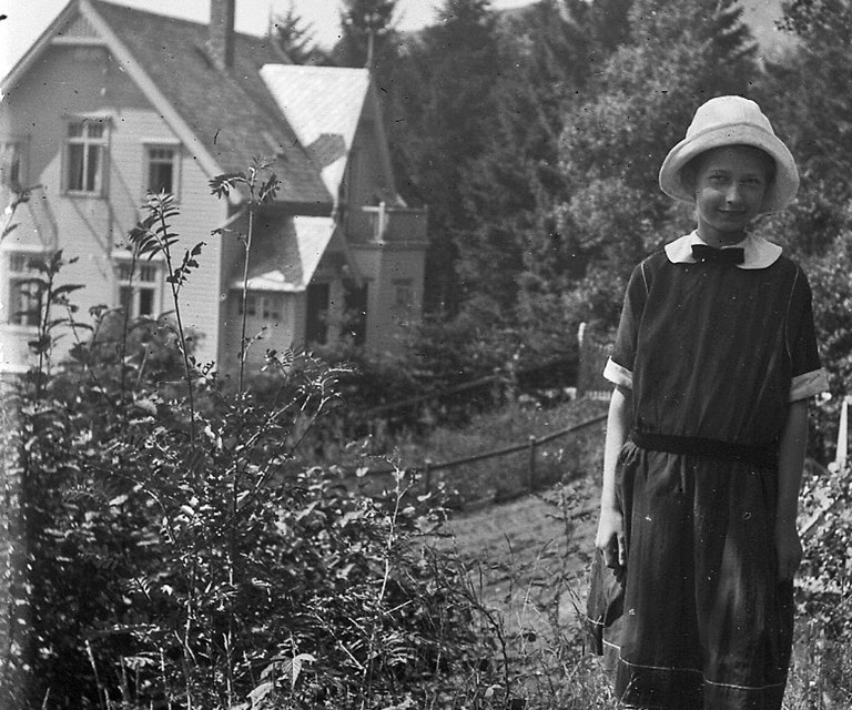 Huset da det var nytt - og en jente som het Fanny. Foto: ukjent. Copyright: Øyvind Johnsen