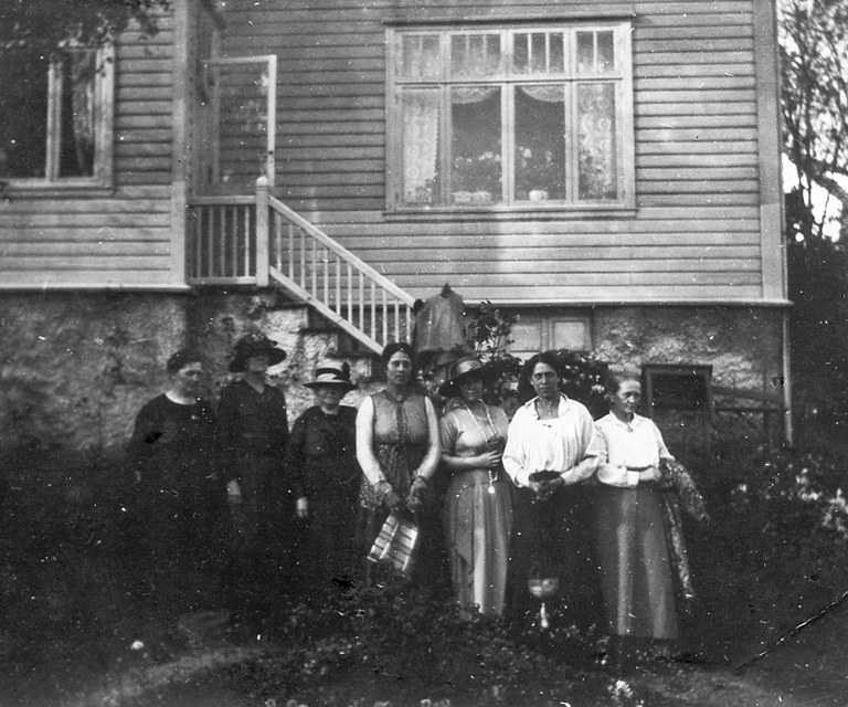 Bilde av trappen ut i hagen, slik den var opprinnelig. Foto: ukjent. Copyright: Øyvind Johnsen