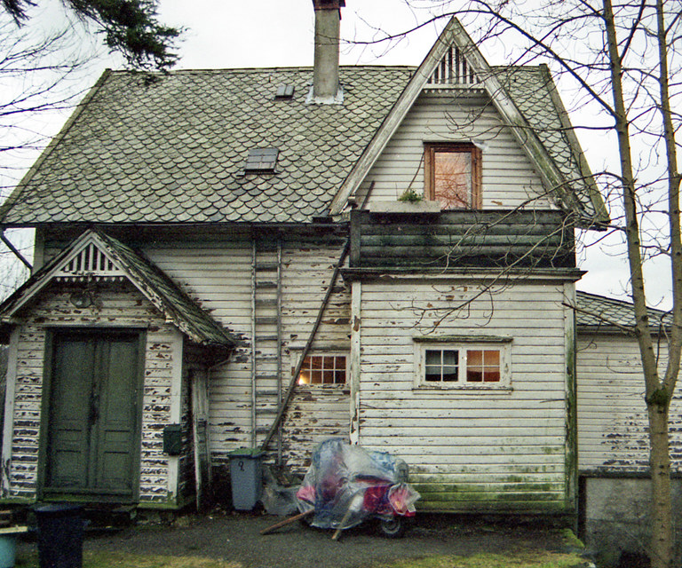 Ikke lenger en staselig villa.  Året er 1992, og nye eiere har tro på prosjektet. Foto: Øyvind Johnsen