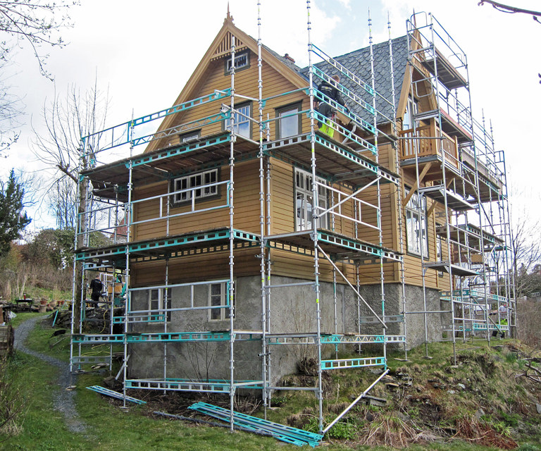 Gode stillaser er viktig. Her i forbindelse med reparasjon og omlegging av skifertaket. Foto: Øyvind Johnsen