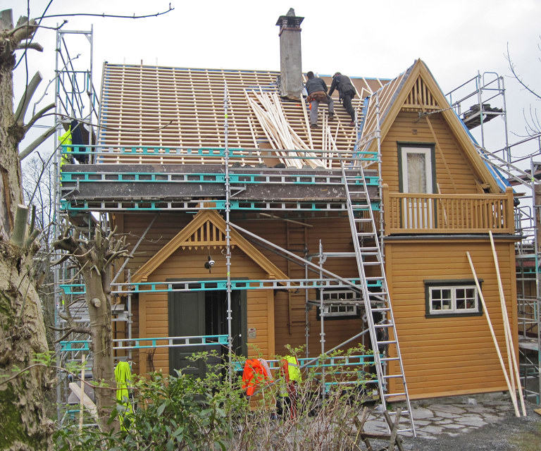 Taket er reparert og det legges nye lekter og sløyfer. Foto: Øyvind Johnsen