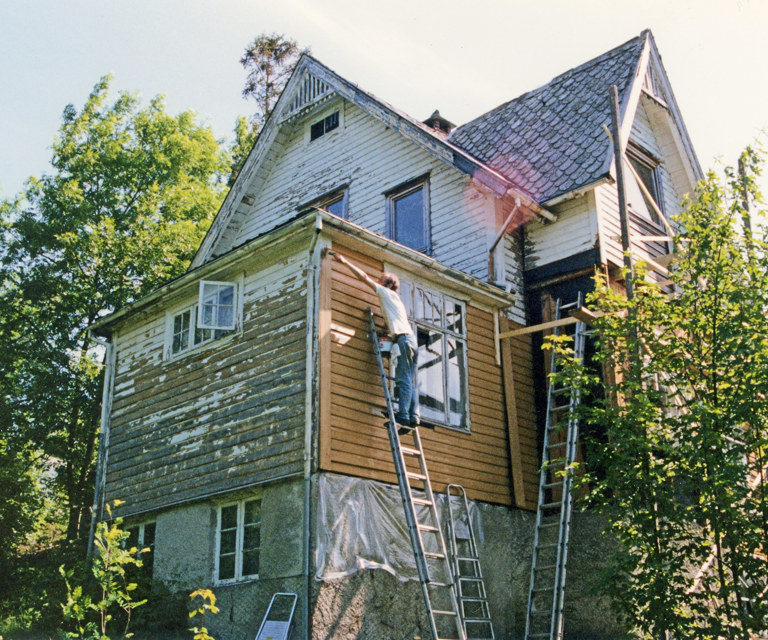 Den originale kledningen er i god stand. Første malingsstrøk bærer bud om optimisme med tanke på resultatet. Foto: Øyvind Johnsen
