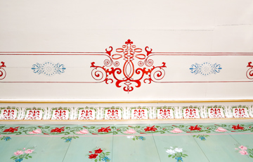 Sjablong og strekdekor malt etter gammelt mønster, av dekorasjonsmaler Anne Louise Gjør. Hovelsrud gård, på Helgøya. Foto: T.H. Frøyset