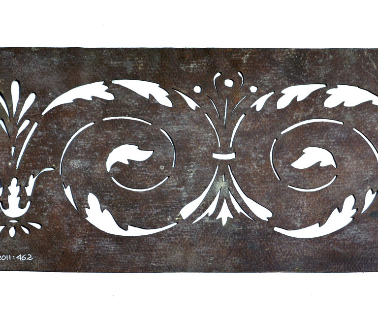 Sjablongen tilhører Telemark Museums arkiv. De en del av en liten samling sjabloner og malerutstyr, som har kommet fra Tollnes i Skien Du kan se flere på www.digitaltmuseum.no - søk på sjablong. Foto: Telemark Museum