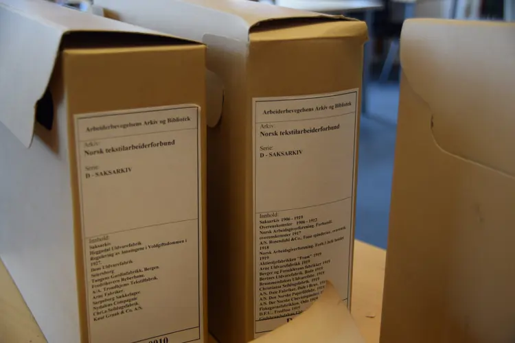 De tre boksene med dokumenter fra mange tekstilsfabrikker, også fra Seilduken.