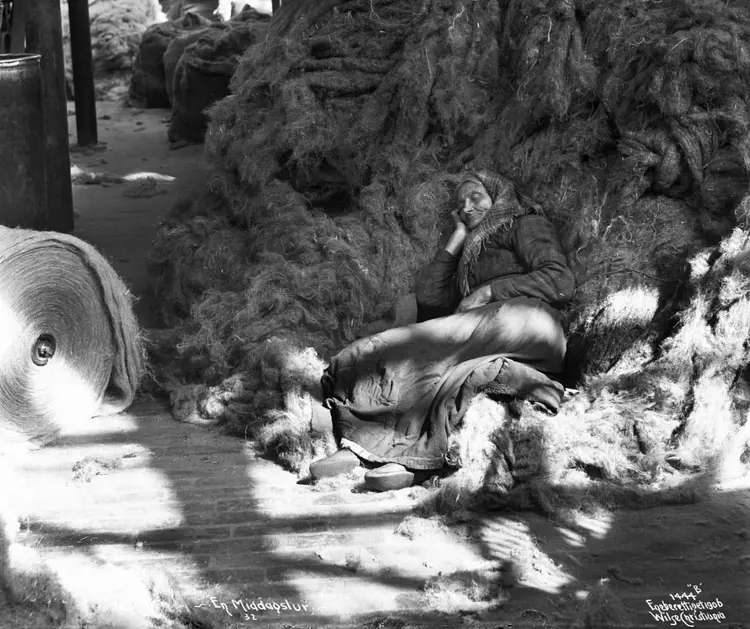 En middagslur i en hard arbeidshverdag. Foto: Anders Beer Wilse/Oslo museum