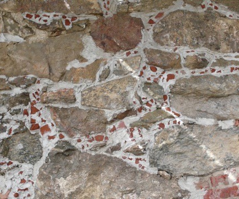 Fugene er fylt med kalkmørtel og biter av stein, blant annet teglstein, Opus Incertum". Opus = et stykke, Incertum = å sette inn. Foto: Terje Berner