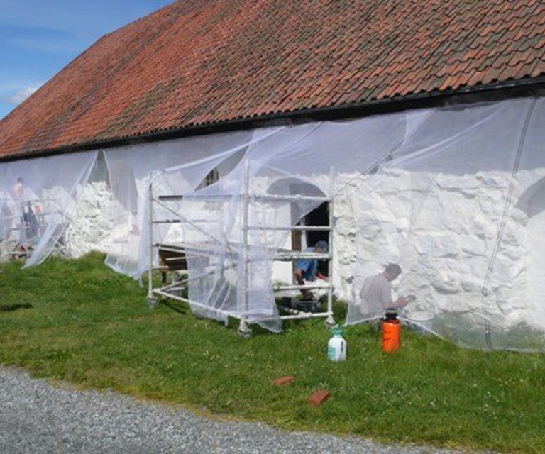 Under arbeidet må ikke overflatene utsettes for sterk sol eller nedbør, eller temperaturer under +5 C. Foto: Terje Berner