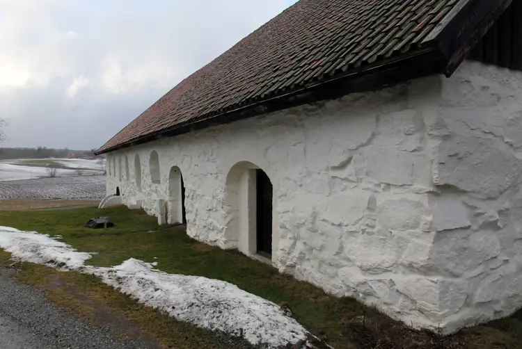 Kalket natursteinsmur på Gamle Hvam museum i Nes kommune. Foto: Bygg og Bevar