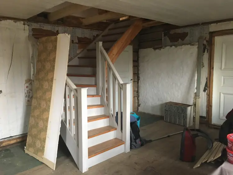 Trappen gikk opp fra spisestuen tidligere, den sekundære døren inn til gruerommet skimtes bak. 