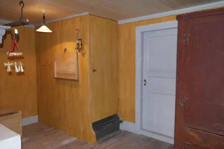 Trappeskapet i Gruerommet ferdig malt og på plass.