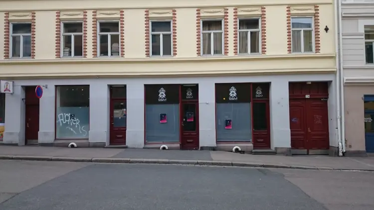 Tøyengata 29. Her finner vi en nesten komplett butikkfasade fra slutten av 1800-tallet, som viser hvordan en rekke ulike småbutikker var plassert. Foto: Vidar Trædal