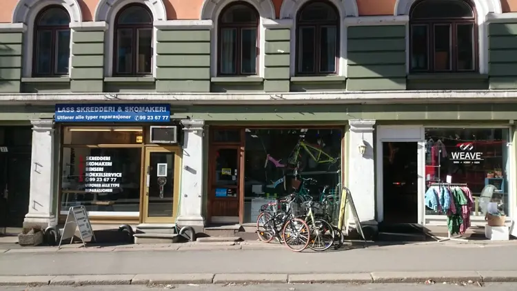 Ullevålsveien 37. Den sjarmerende strukturen med småbutikker bevart, men med svært varierende grad av opprinnelige bygningsdetaljer. Foto: Vidar Trædal