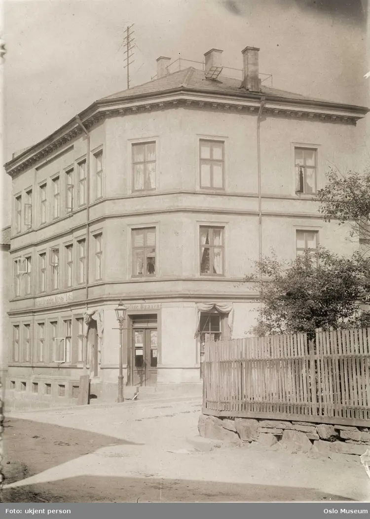 Danmarks gate 2. Den klassiske hjørnebutikken fra 1880-årene, med Pauline Braaeng som innehaver. Foto: Ca. 1910, Oslo Museum