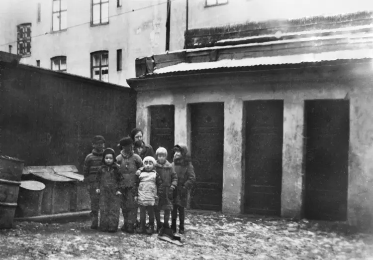 Lek blandt søppelspann og utedoer