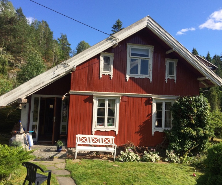 Hus-med-sveitserstilutsmykning-og-en-klatreplante-paa-veggen.-Foto:-Anne-Beate-Rye-Teigen