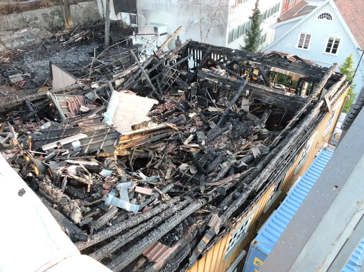 Utbrent takverk og 2. etasje, sett fra lift.jpg