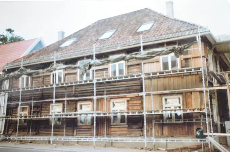 Vestfasade under ombyggingen i 1984..jpg