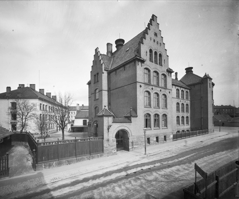 Gamlebyen skole foto tatt i 1903.