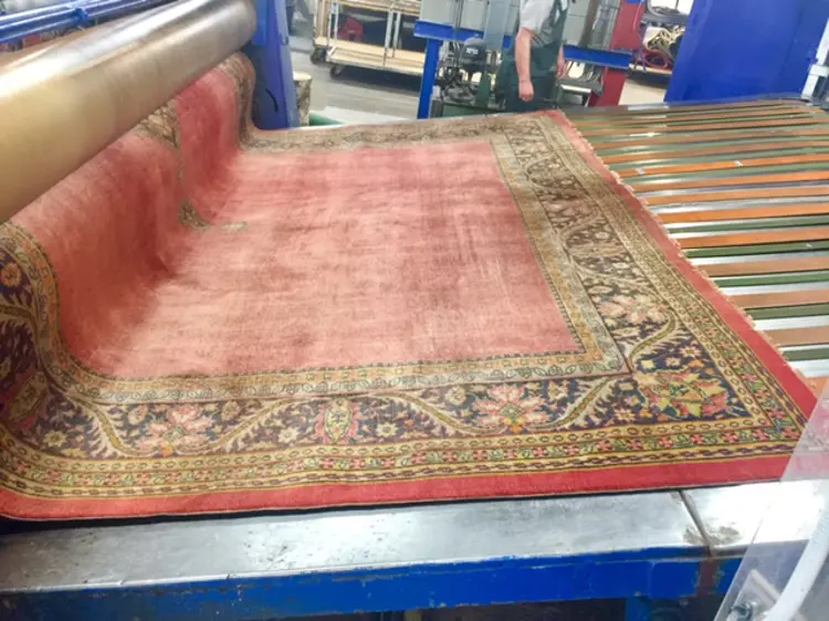 Teppet er vasket og sentrifiguere i en egen maskin.