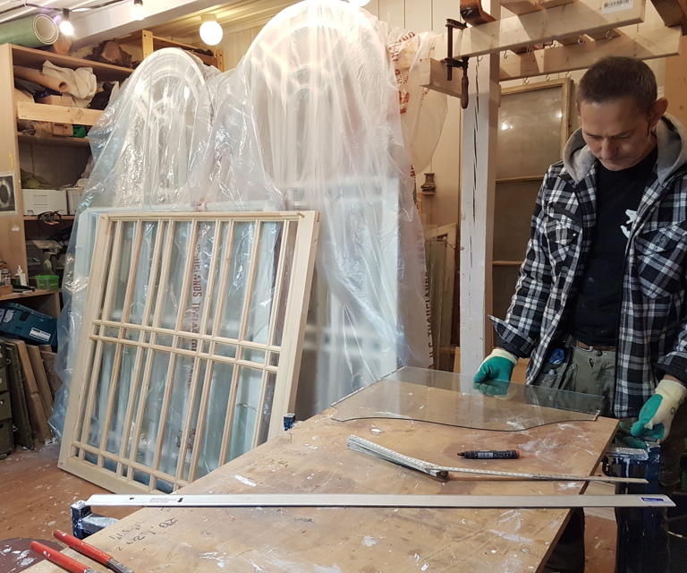 Det ble benyttet gammelt glass i det nylagde vinduet. Dette ble skåret til i verkstedet