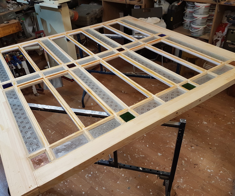 Glasset ble montert inn med linoljekitt