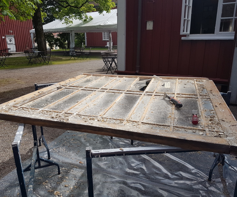 Utvendig skraping. All gammel maling og kitt skal vekk men ikke profiler. Skraping må gjøres med omhu.