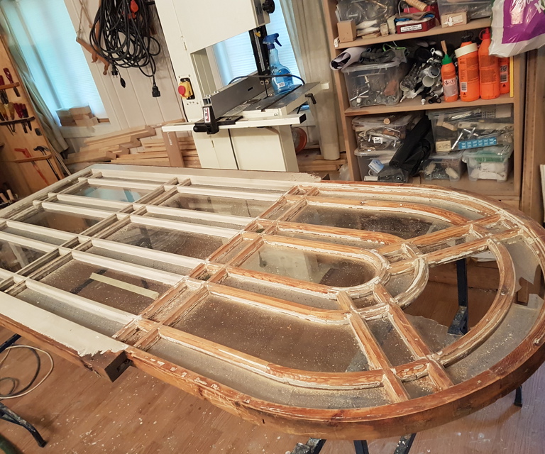 Den innvendig siden av vinduene skrapes. Legg merke til de vakre buede detaljene