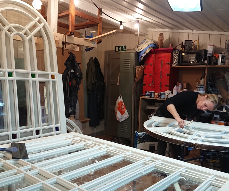 Kitten overmales, helst litt inn på glasset slik at vannet ikke trenger inn. På innvendig etset glass skal det derimot ikke overmales