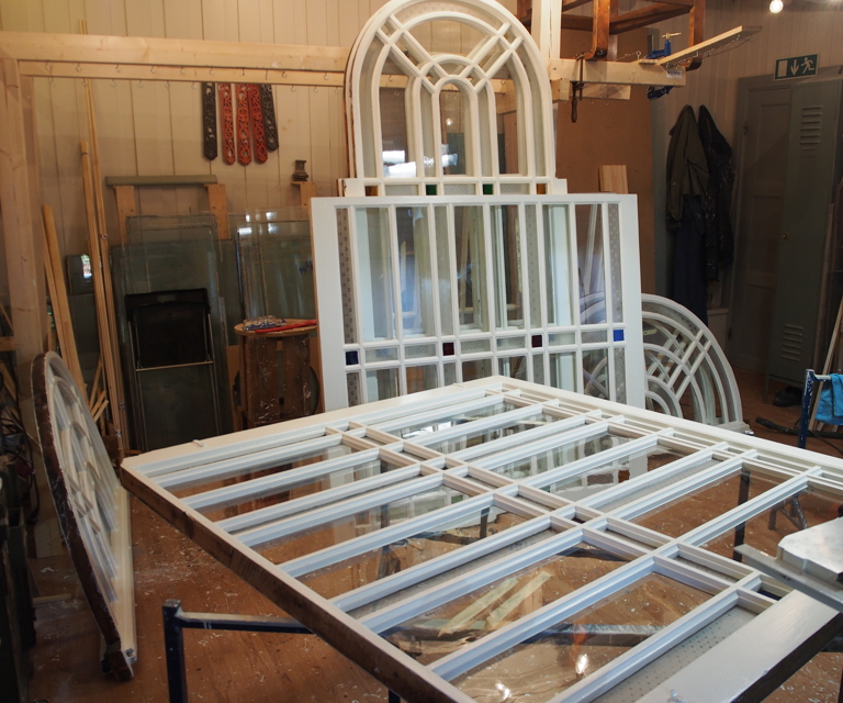 Ganske mye arbeid med kitting av disse vinduene..