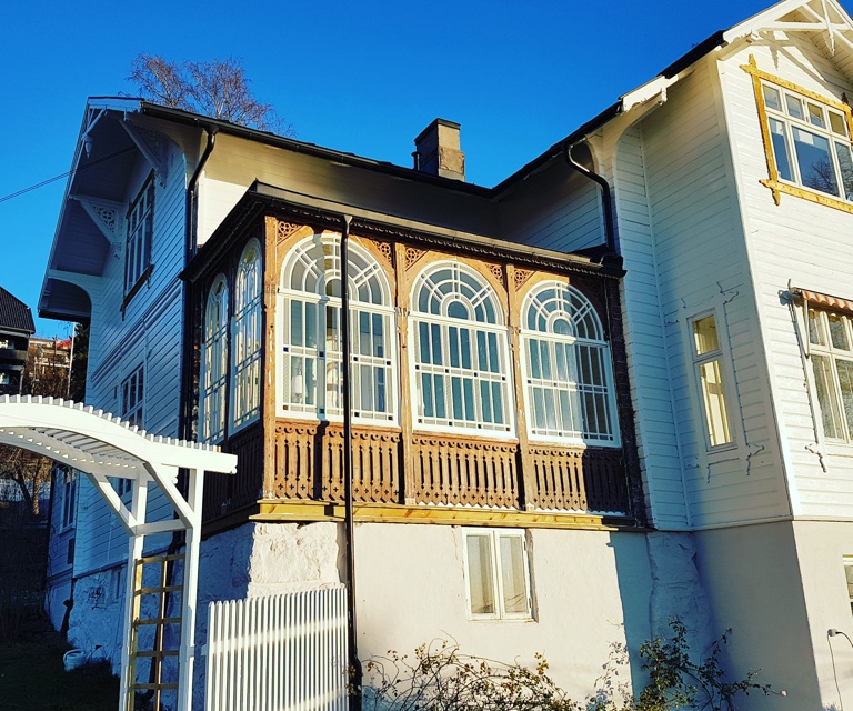 Ferdig montert. Legg merke til dimensjonene, her er det takhøyde! Nå venter bare maling av resten til sommeren! 