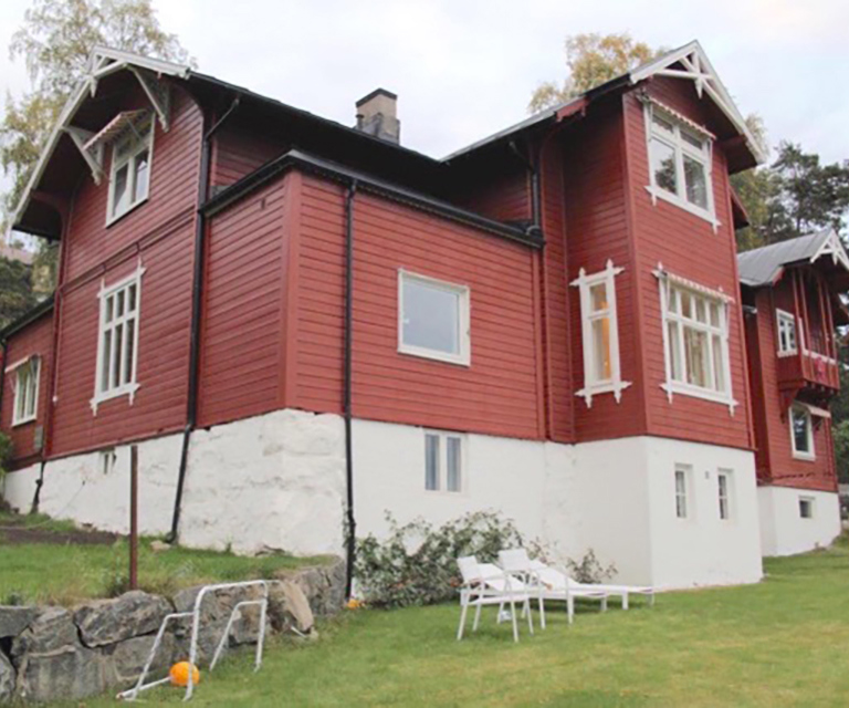 Slik fremsto huset da de nye eierne overtok. Hva gjemmer seg i "tilbygget" mon tro?