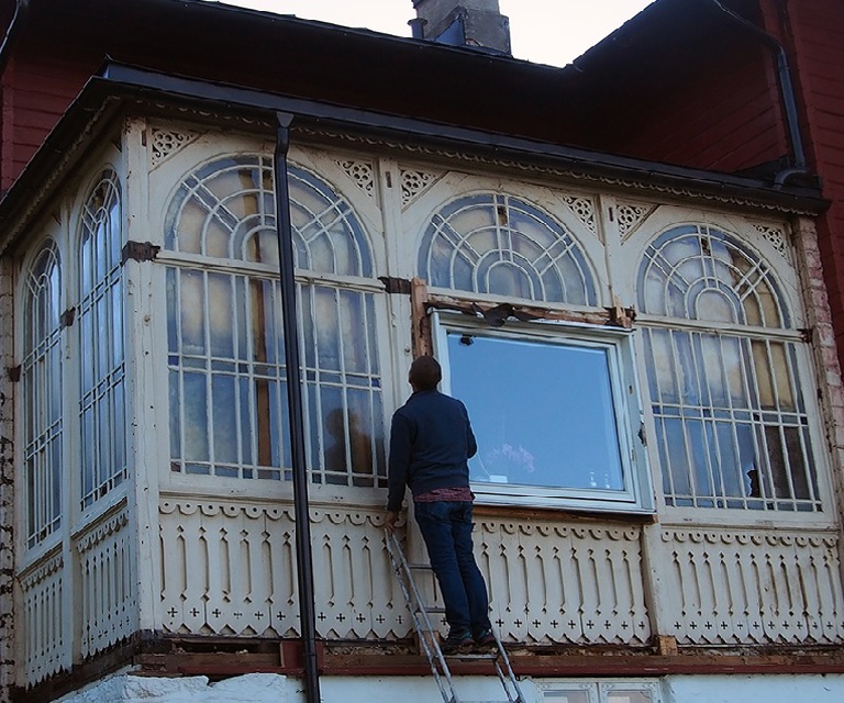 Overraskelsen var stor da denne glassverandaen dukket opp! Husmorvinduet ser noe malplassert ut, legg også merke til isolasjonen du ser gjennom glassene!