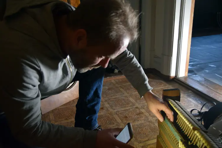 Rönisch ble etablert så tidlig som 1845 i Dresden, Tyskland. Fabrikken produserer fortsatt pianoer.