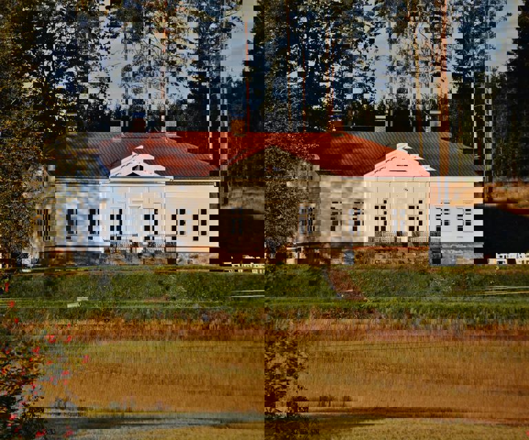 Etter mange års forfall fremstår Orød i sin gamle prakt. Ikke minst takket være eierne Tor Øvrebø og Anne Håbu som mottok Halden kommunes byggeskikkpris i 2014. Foto: Trond Harelund