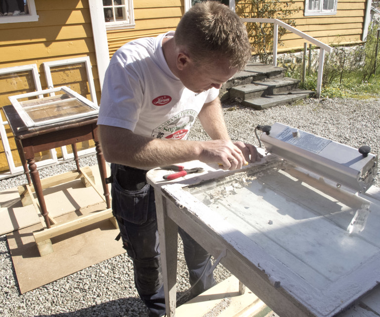 Malingsfjerning med kittlampe Foto: Øyvind Johnsen