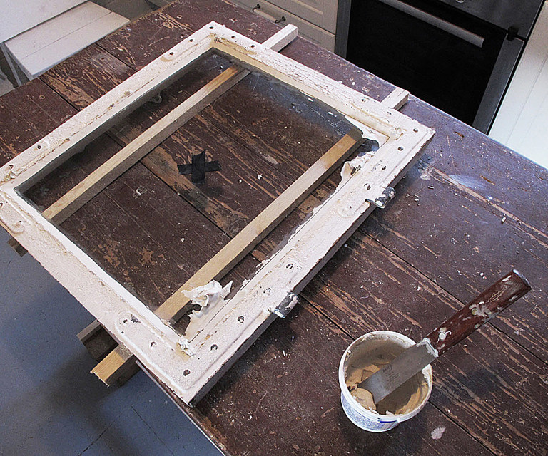 Innsetting av glass og kitting Foto Øyvind Johnsen