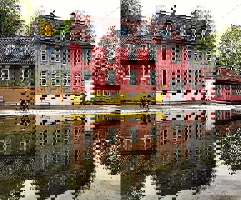 Eldre overflatebehandling har mer liv og variasjon. Den grønne bygningen til venstre har fått skjøtet flere panelbord. Foto: Lena Andreassen