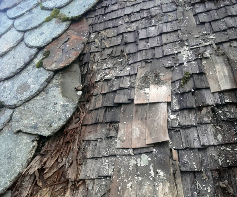 Litt ulike dimensjoner på sponen tyder på tidligere reparasjoner. Det var nødvendig å erstatte råteskadet spon på enkelte steder. Foto: Karl Prytz/Bygningsvernprosjektet