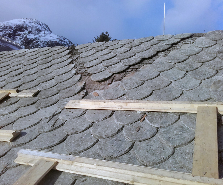Noe skifer ble skiftet ut, den gamle ble rengjort og sortert. Man bør forsøke å bruke jevne tykkelser på radene. Foto: Karl Prytz/Bygningsvernprosjektet