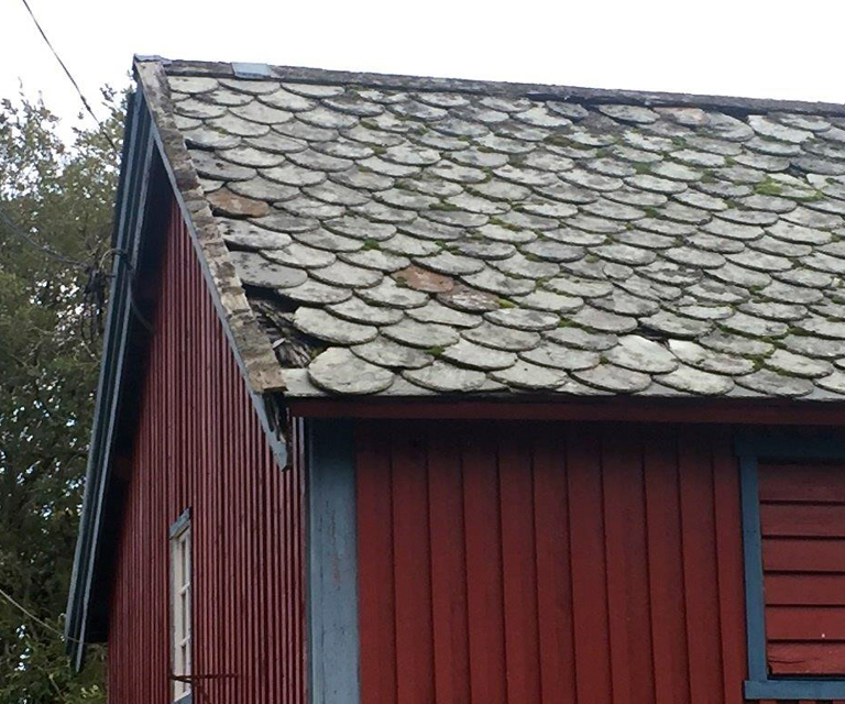 På deler av taket hadde skiferstein falt ned med følgende skader i undertekkingen av spon. Legg merke til den første raden med rektangulær stein. Foto: Karl Prytz/Bygningsvernprosjektet