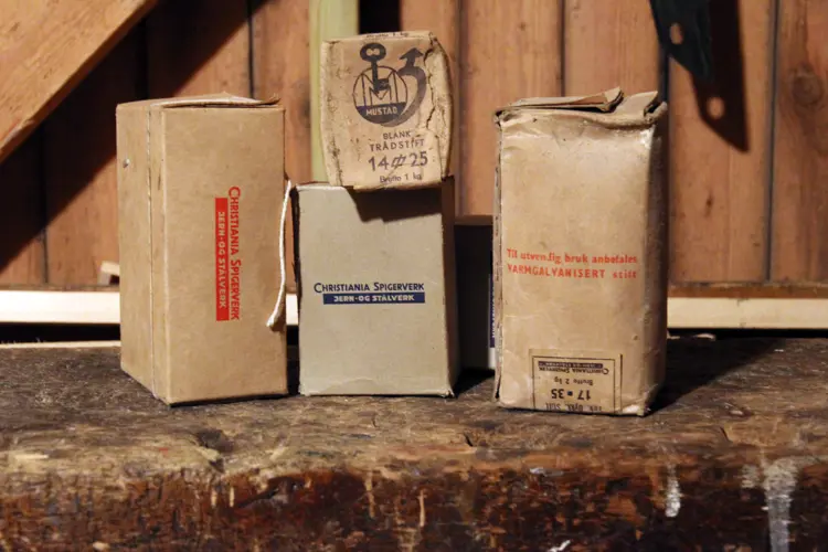 Trivelig emballasje og brukbar norskprodusert spiker fra etterkrigstiden, Christiania Spigerverk og Mustad. Foto: Bygg og Bevar