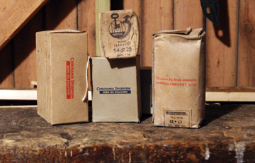 Trivelig emballasje og brukbar norskprodusert spiker fra etterkrigstiden, Christiania Spigerverk og Mustad. Foto: Bygg og Bevar