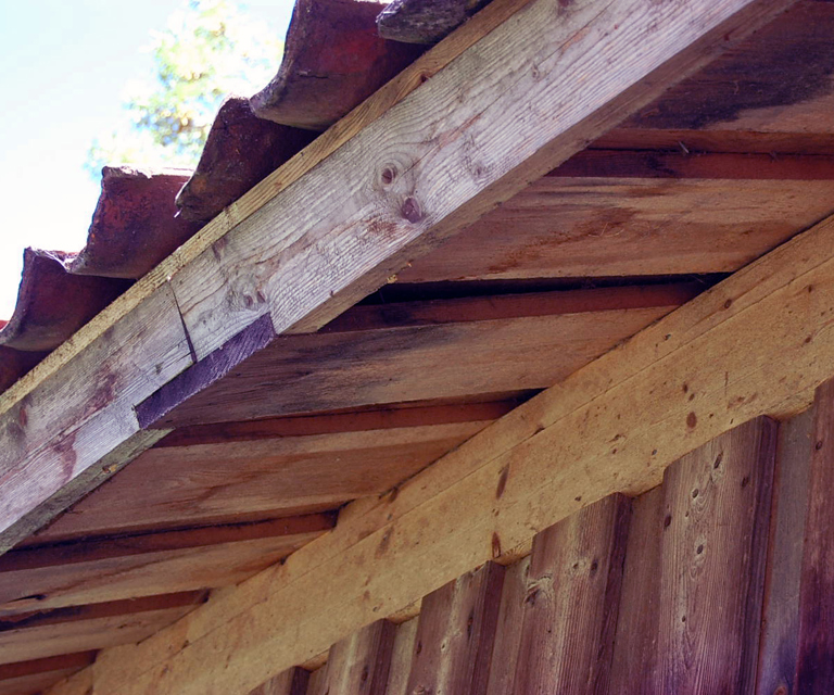 Nederste del av kledningen er fjernet etter råteskader, den er deretter flyttet ned. Som kompensasjon er det lagt inn et liggende bord oppunder gesimsen. Foto: Ole Jakob Holt