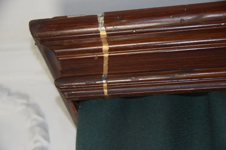 Når gardinbrettenes forgylling ble overmalt er usikkert. Det som derimot er sikkert er at rommet samtidig fikk et mye mørkere preg. Foto: Sjur Harby