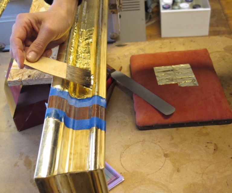 Det ble brukt bladgull på gardinbrettene. Foto: Sjur Harby