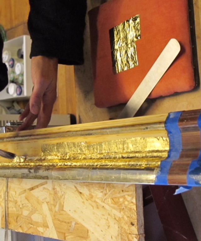 Et lite parti med den senere påførte malingen ble spart som dokumentasjon. Foto: Sjur Harby